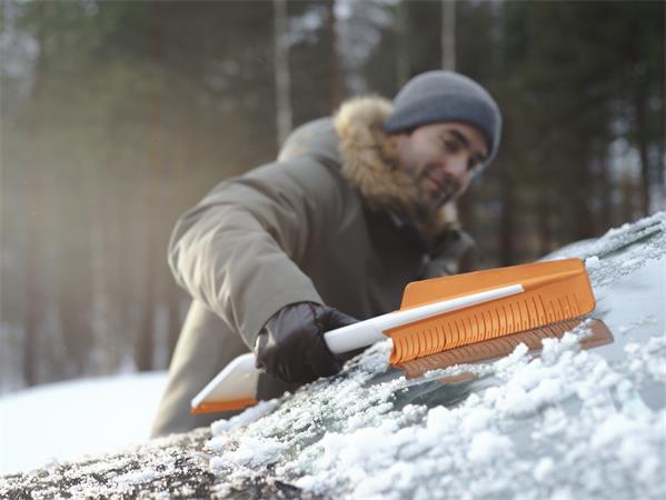 Škrabka na ľad s metličkou do auta, FISKARS SnowXpert™